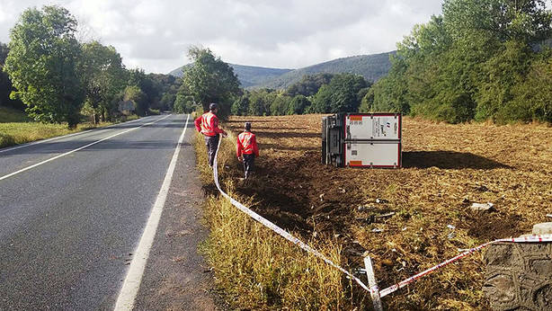 Un camionero ebrio vuelca en Ventas de Arraiz (N-121-A)