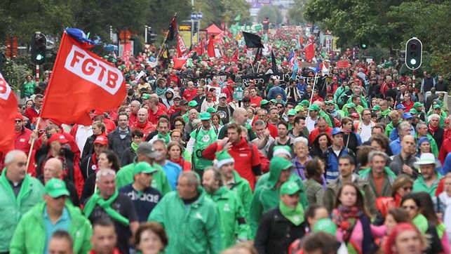 Decenas de miles de personas se manifiestan en Bruselas contra la austeridad