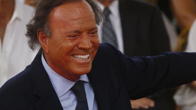 Julio Iglesias descubre su estrella de la fama con nostalgia de Puerto Rico