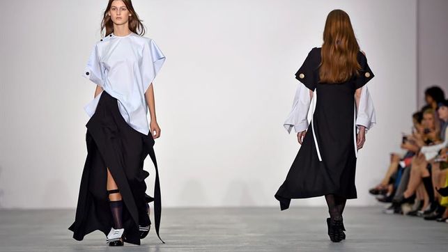 Vestidos románticos y transparencias en el arranque de la London Fashion Week