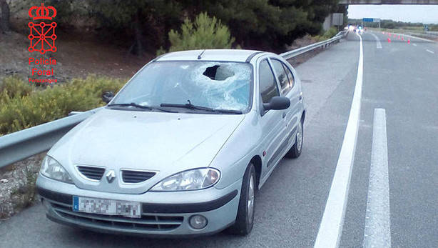 Un vecino de Tarazona resulta herido al penetrar un cascote en su vehículo