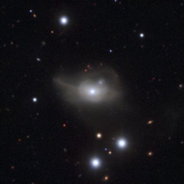 Astrónomos descubren un agujero negro que arrastra una galaxia a la oscuridad