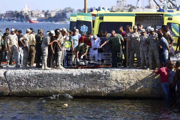 Casi 150 muertos en el naufragio de un barco de emigrantes en la costa egipcia