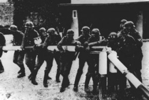 1 septiembre de 1939: Soldados alemanes rompen la barrera en la frontera con Polonia e invaden el país. EFE