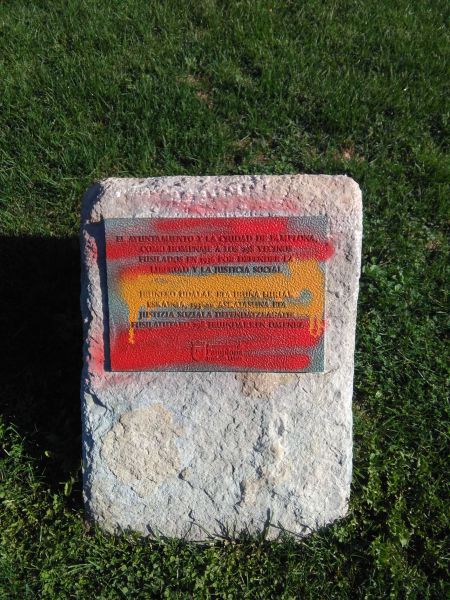 UPN condena las pintadas aparecidas en la placa que recuerda a los fusilados en el 36