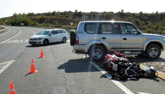 Un herido grave al chocar una motocicleta contra un todoterreno en Sangüesa
