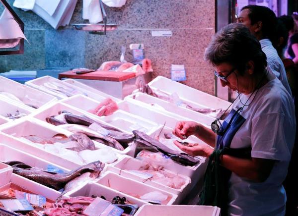 Comer pescado con mercurio podría aumentar el riesgo de esclerosis