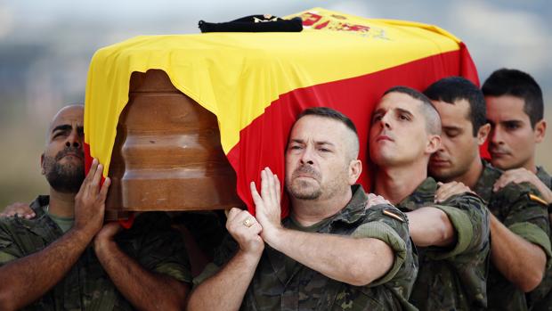 Aterriza en Valencia el avión con los restos del soldado fallecido en Irak