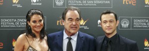 Los estadounidenses, el relizador Oliver Stone (c), y los actores, Joseph Gordon-Levitt y Shailene Woodley, protagonistas de la película "Snowden". - Imagen Efe