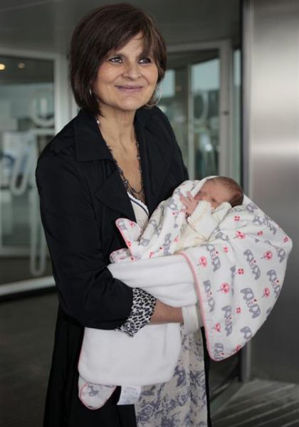 Lina Álvarez, madre a los 62 años, ya está en casa con su hija