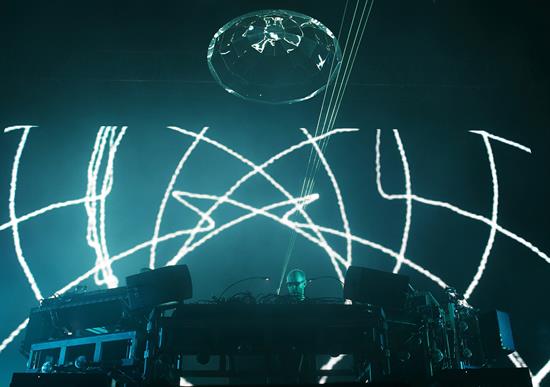 La fórmula Chemical Brothers transporta al público a paraísos electrónicos