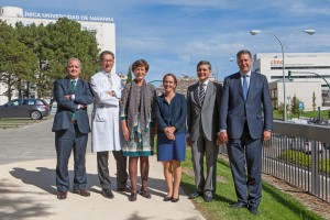 Javier Mata, Jesús San Miguel y María Pilar Civeira, con la vicerrectora de Investigación de la Universidad, Icíar Astiasarán, el director general de la Clínica, José Andrés Gómez Cantero, y el Administrador General de la Universidad, Igor Errasti