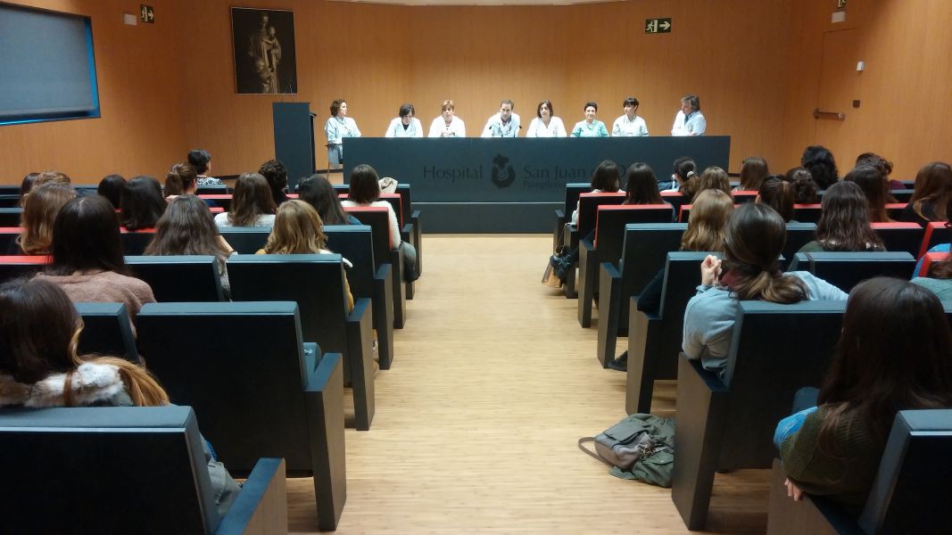 El equipo de Cuidados Paliativos del HSJD realiza una sesión formativa con alumnos de enfermería de la UN