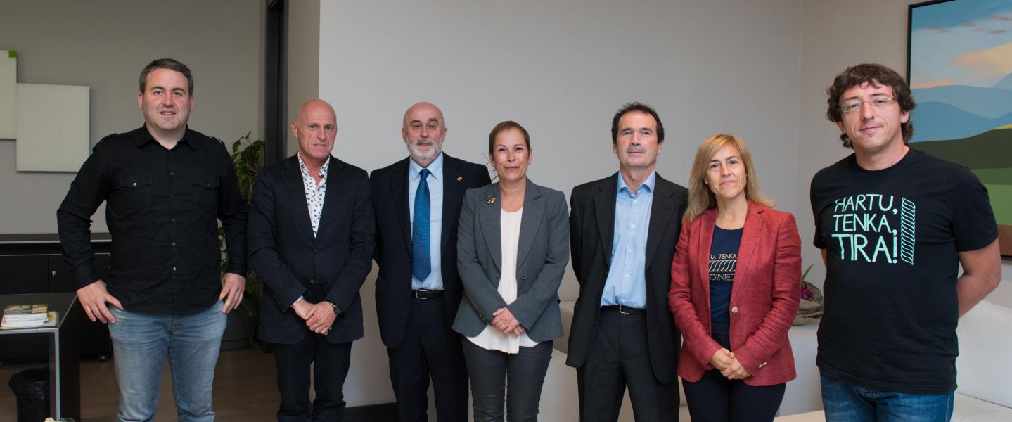 La Presidenta Barkos y el consejero Mendoza se reúnen con los organizadores del Nafarroa Oinez