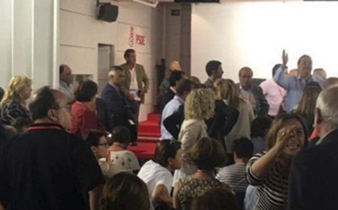 El Comité Federal pone contra las cuerdas a Sánchez al tumbar el congreso exprés