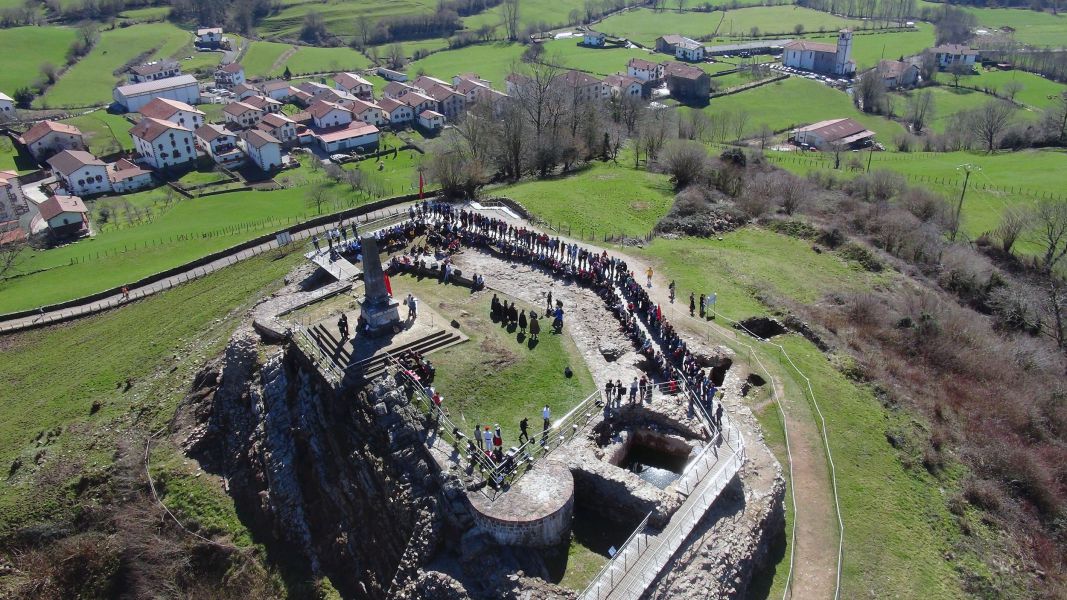Asirón inaugura la primera exposición retrospectiva sobre el castillo de Amaiur