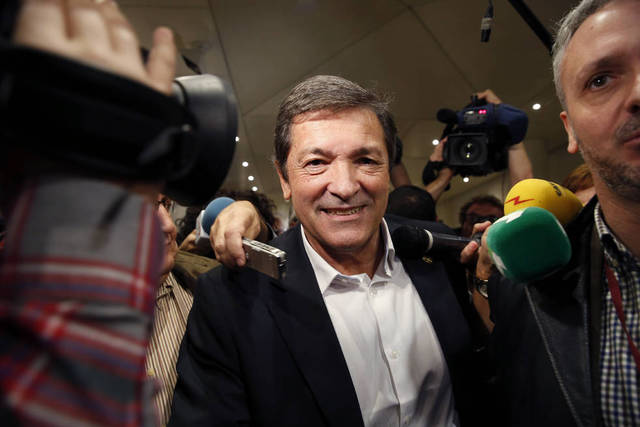 Fernández respeta la decisión de Sánchez y dice que el congreso del PSOE no tiene fecha