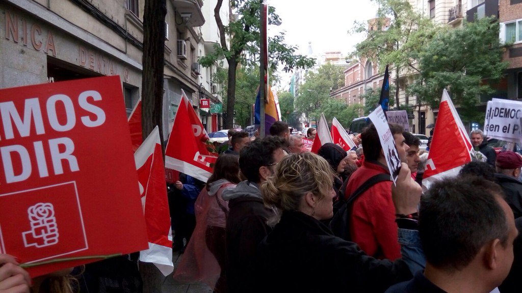 Alrededor de 300 personas se concentran ante la sede del PSOE al grito de 