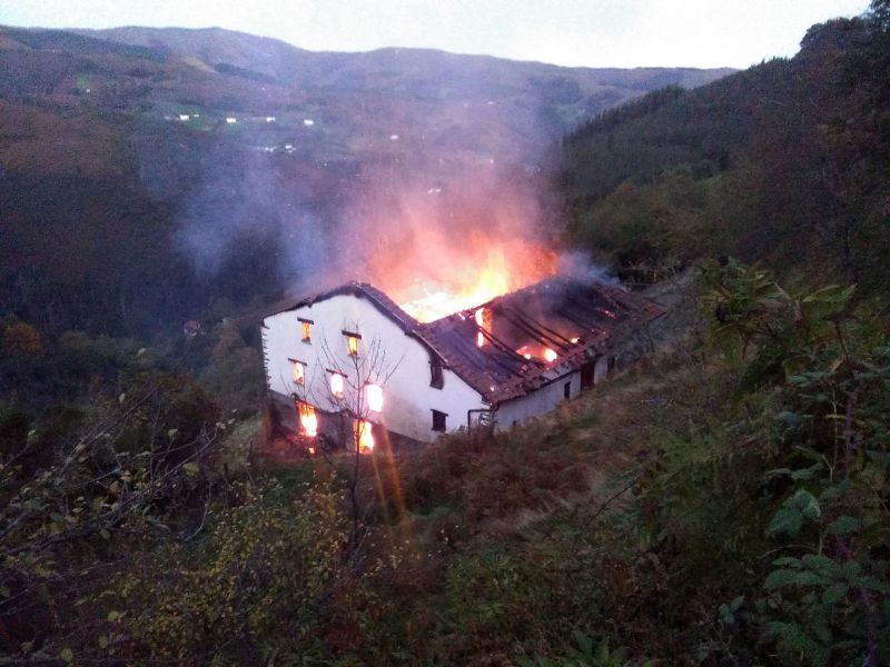 Un incendio destruye un caserío en Goizueta sin causar heridos