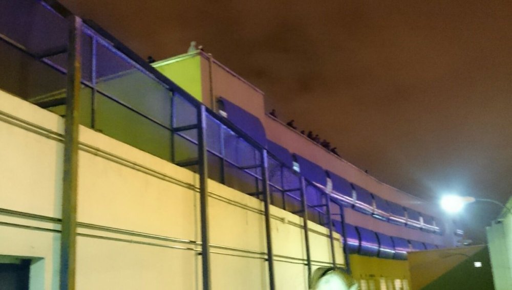 Decenas de inmigrantes se amotinan en el Centro de Internamiento de Extranjeros de Aluche en Madrid