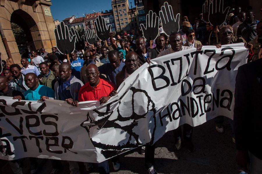 Unas 200 personas protestan en Pamplona por la muerte de un senegalés en comisaría