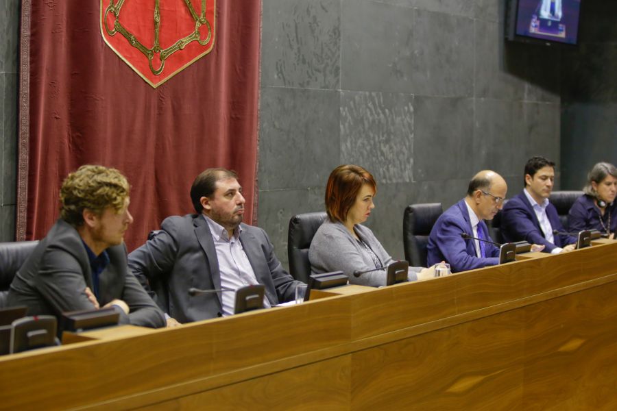 El Parlamento Foral pide al Estado que aborde de forma «urgente» la actualización del Convenio Económico