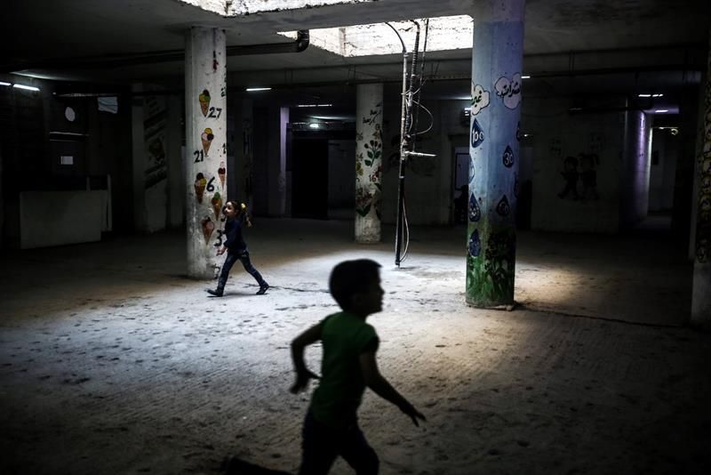 Mueren 4 niños en bombardeos del régimen sirio en guardería cerca de Damasco