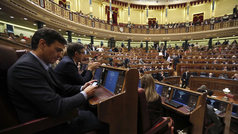 Sánchez y sus afines no aplauden durante el discurso del portavoz socialista