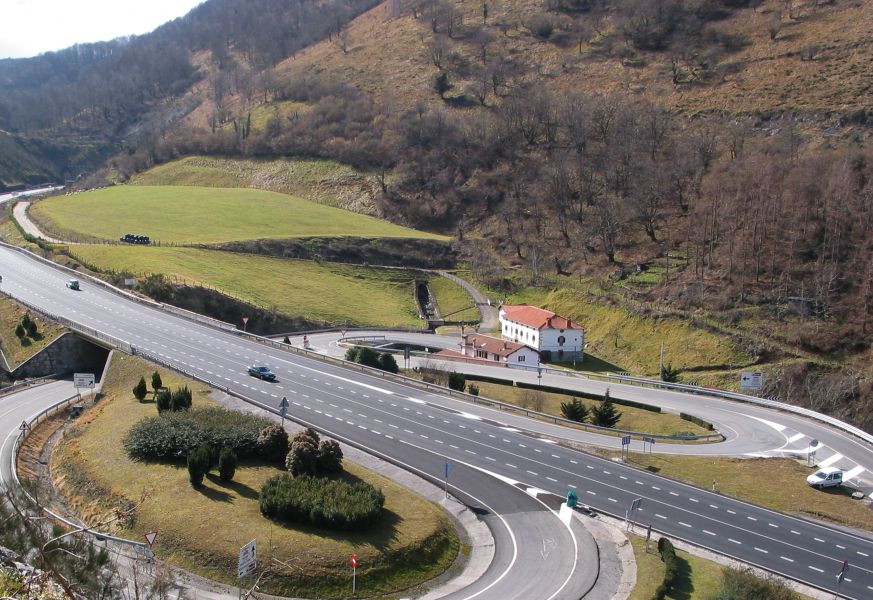 Navarra limitará a un solo sentido los adelantamientos en los tramos de tres carriles de la N-121-A