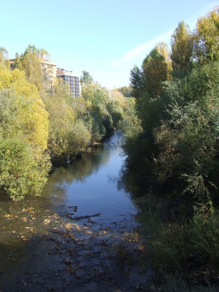 Rescatan a un hombre que había caído al río Arga a su paso por San Jorge