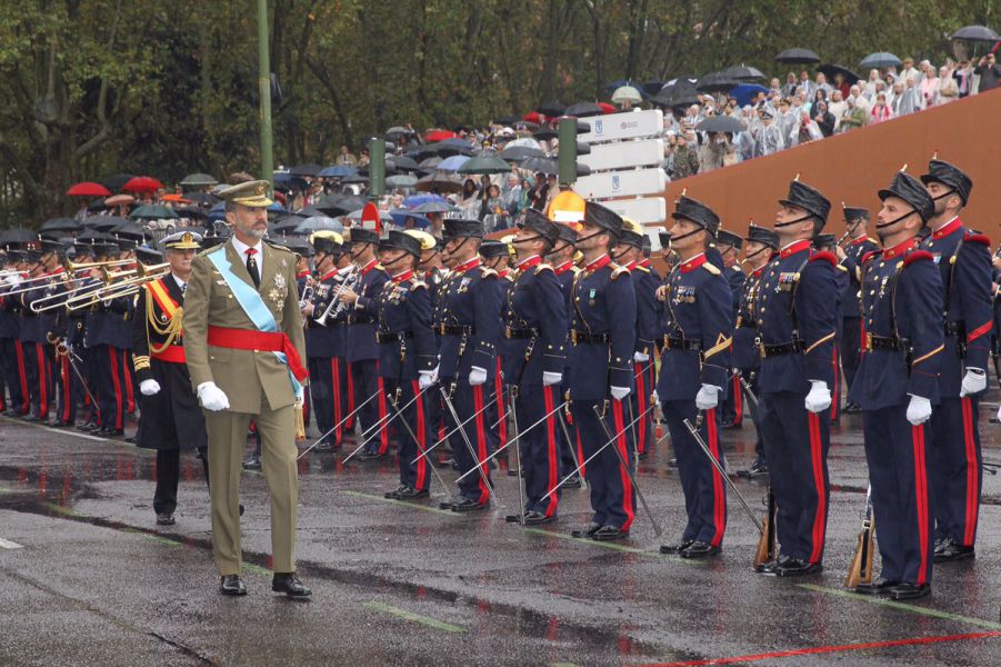 La lluvia desluce el desfile de la Fiesta Nacional presidido por los Reyes