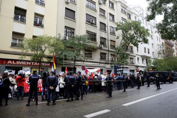 La policía custodia ya el exterior de la sede de Ferraz