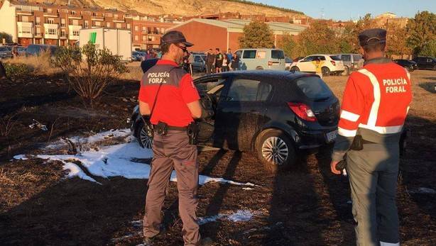 Un incendio en Lodosa calcina un coche y afecta a otro