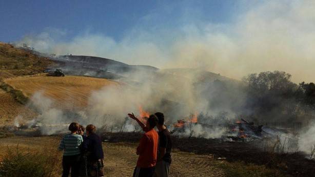 Desalojadas varias viviendas tras declararse un incendio forestal en Murillo