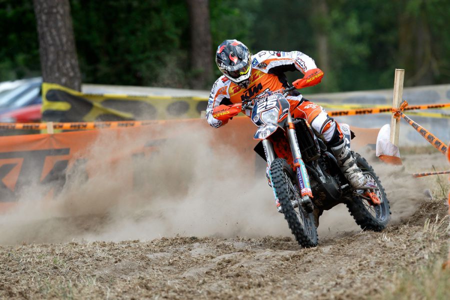 Iván Cervantes abandona los «Seis Días Enduro» por una lesión tras una caída