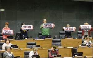 Bildu saca carteles de “Tortura” en el Pleno del Parlamento de Navarra. 21-04-2016
