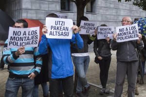 Manifestantes este lunes ante el Palacio de Justicia de Pamplona | EFE