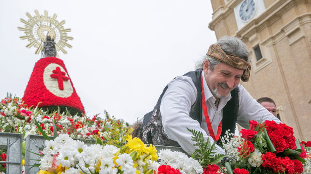 La lluvia respeta la Ofrenda a la Virgen del Pilar, que brilla entre flores
