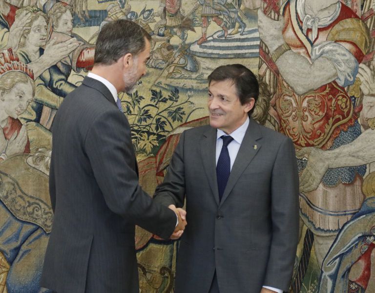 Fernández comunica al Rey que el PSOE se abstendrá en la segunda votación