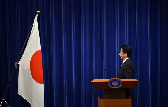 El partido del primer ministro Abe gana las elecciones en Japón, según un sondeo