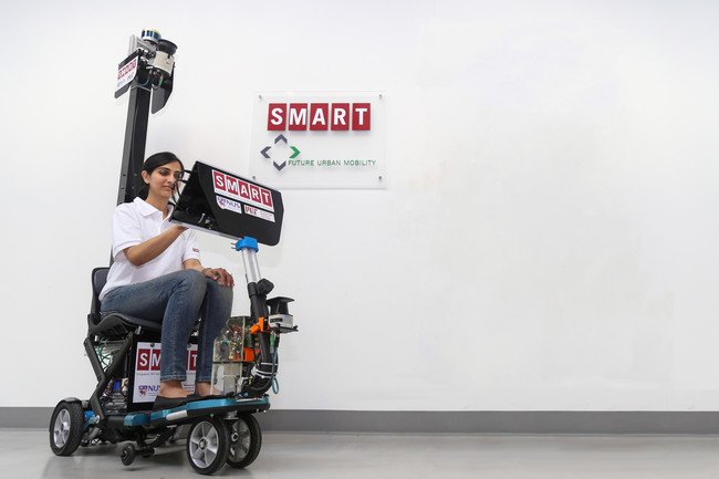 Un scooter autónomo es la solución para los peatones con la mirada en el móvil