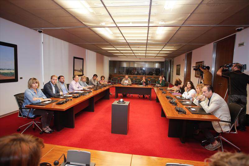 Se insta al Gobierno de Navarra a asimilar los horarios de los café-espectáculo a los de las discotecas