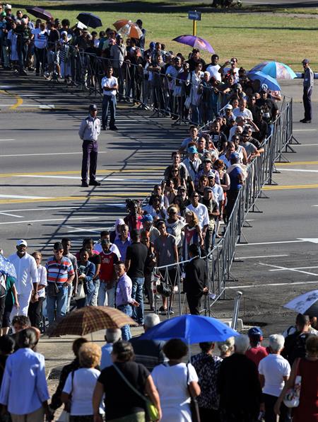 Miles de cubanos desfilan para homenajear a Fidel Castro antes del último acto fúnebre en La Habana