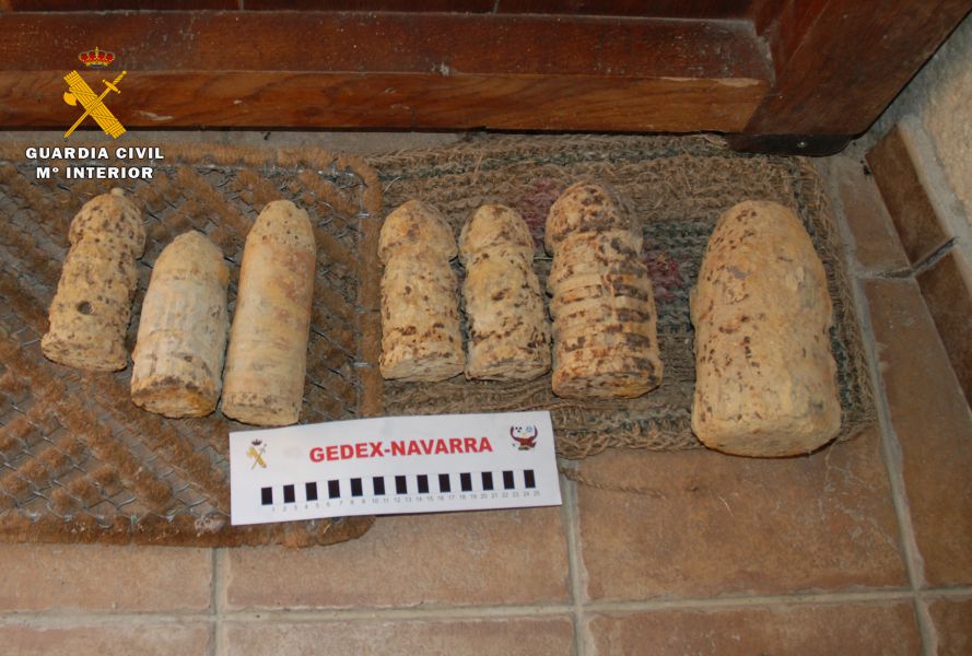 Los GEDEX de la Guardia Civil de Navarra destruyen 7 proyectiles de artillería en un caserío de Abárzuza