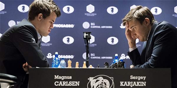 Carlsen sufre para hacer tablas en la novena, Karjakin sigue arriba