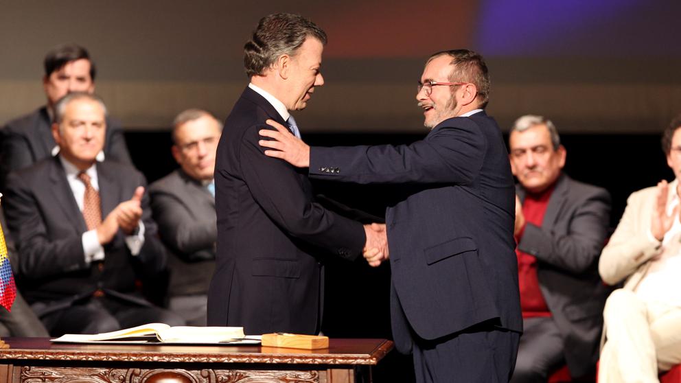 El presidente de Colombia y el líder de las FARC firman el acuerdo 