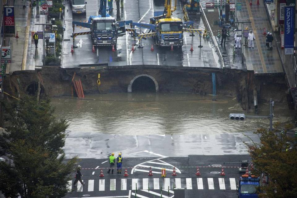 Un enorme hundimiento de tierra provoca el caos en la ciudad nipona de Fukuoka