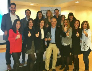 Esteban Calahorra con parte del equipo de Alfa 10 Inmobiliaria