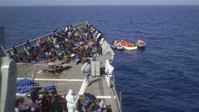 La fragata «Navarra» rescata a 389 personas frente a las costas de Libia