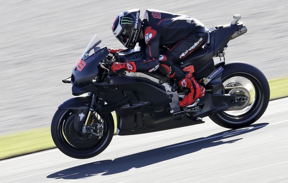 Lorenzo se estrena con Ducati con un mono negro y una moto del mismo color